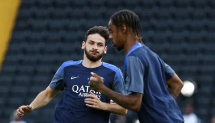 利物浦新赛季全家福揭晓：新阵容与教练团队同框亮相